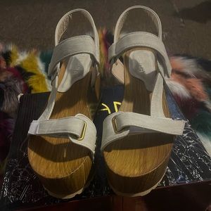 Platform sandal , light grey with Velcro straps